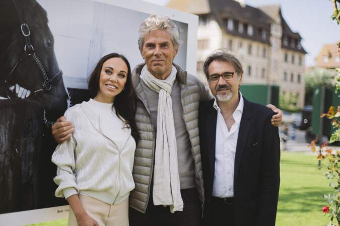 Dominique Desseigne entouré de sa compagne Alexandra Cardinale et du photographe Emanuele Scorcelletti 