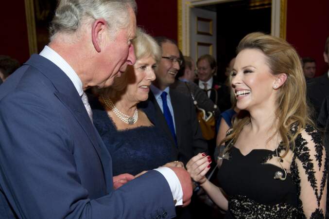 Le prince Charles et Kylie Minogue, lors d'une réception au palais St James, le 24 octobre 2012