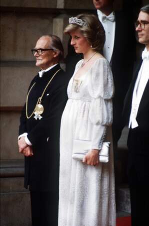 Lady Diana, enceinte d'Harry, lors d'une soirée à la Royal Academy de Londres, le 14 mai 1984.