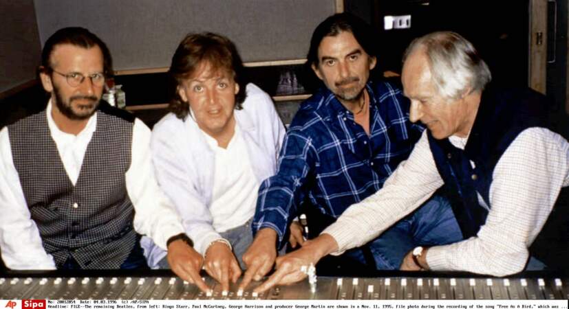 George Martin avec Ringo Starr, Paul McCartney, George Harrison en 1995 pour l'enregistrement de Free as a bird