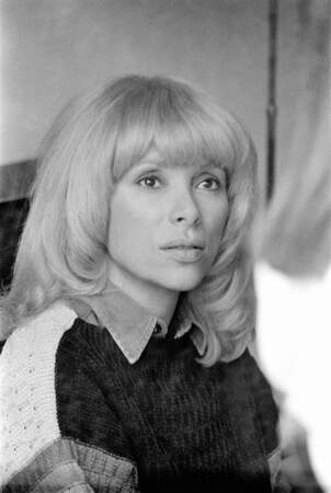 En 1977, Mireille Darc, sa célèbre frange et ses cheveux mi-longs sur le tournage du film "Mort d'un Pourri"