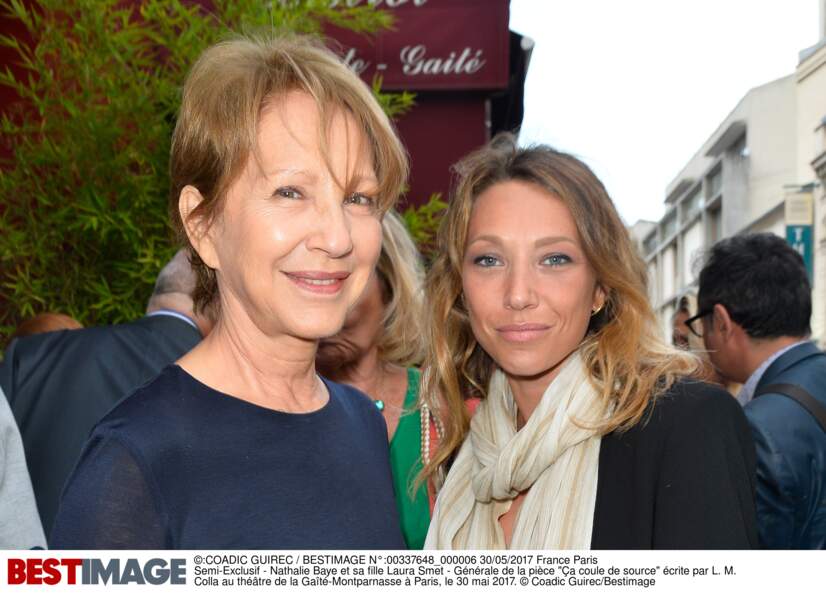 Nathalie Baye et sa fille Laura Smet au théâtre de la Gaîté-Montparnasse à Paris, le 30 mai 2017