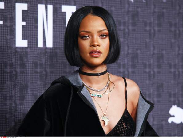 Rihanna mise sur le carré court, tantôt soigneusement lissé...