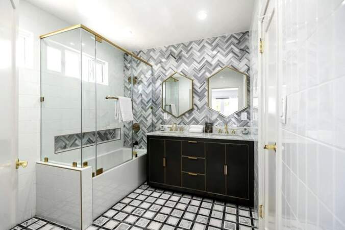 Les salles de bain sont ultra modernes, un mélange de noir et blanc aux pointes de doré.