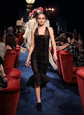  C’est dans une robe fourreau noir que Lily-Rose Depp ensuite présentée face au public
