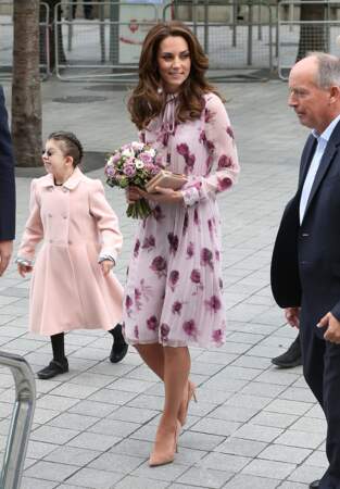 La duchesse de Cambridge dans les rues de Londres en robe à fleurs