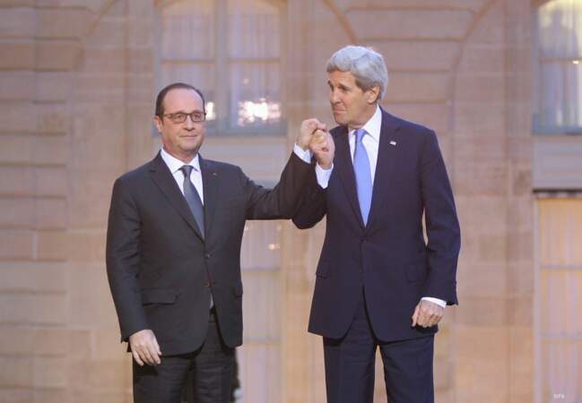 Hollande et Kerry, main dans la main pour les victimes des attentats