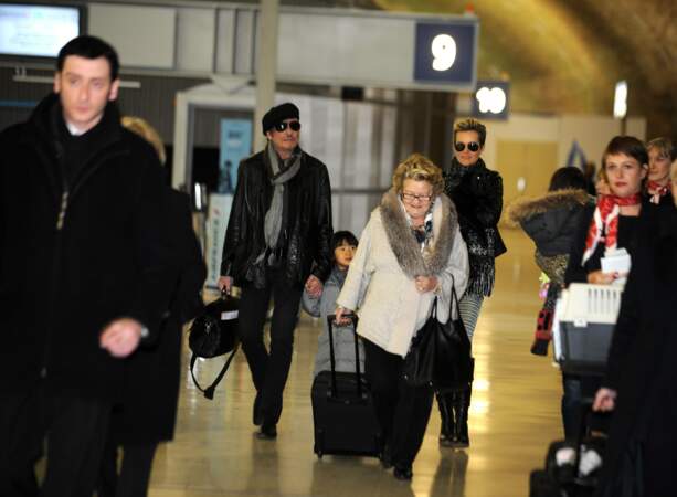 Johnny et Laeticia Hallyday à l'aéroport à Paris, avec leurs filles Jade et Joy et Mamie Rock en 2011