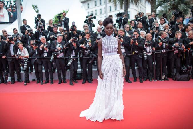 Lupita Nyong'o dans une sublime robe immaculée tout en tulle et transparence au festival de Cannes 2018.