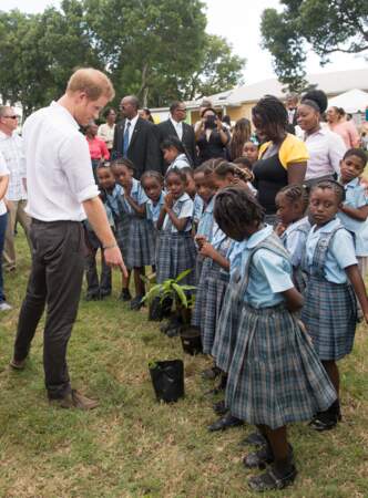 Le prince Harry plante un arbre avec les petits jardiniers de Barbuda