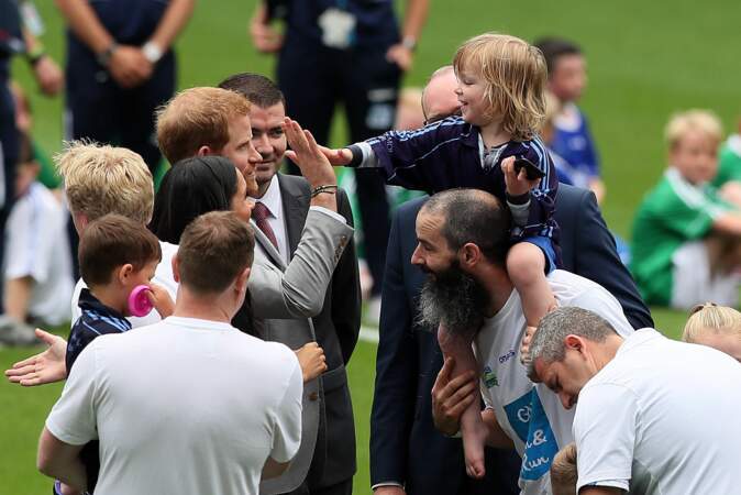 Le prince Harry, complice avec un enfant lors de son voyage à Dublin avec Meghan Markle, le 11 juillet 