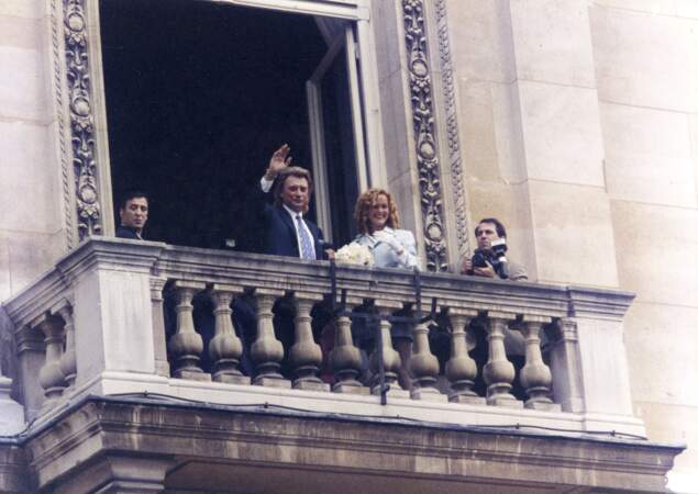 Johnny et Laeticia au balcon de la mairie de Neuilly sur Seine, le jour de leur mariage le 25 mars 1996