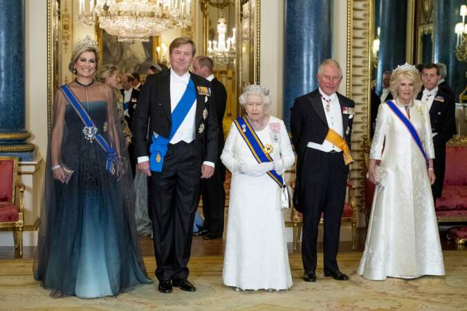 Coiffée d'une tiare pour recevoir le roi et la reine des Pays-Bas, à Buckingham, le 23 octobre 2018.