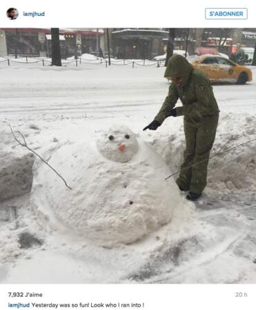 Jennifer Hudson s'amuse à faire un bonhomme de neige bien dodu