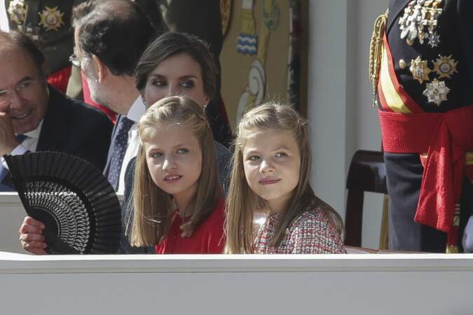 Leonor et Sofia , les filles de la reine Letizia portent souvent des tresses pour orner leurs longs cheveux blonds