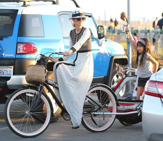 Laeticia Hallyday, en robe rayée extra longue, lors d'une balade à vélo à Santa Monica avec Jade en février 2013