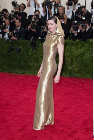 Un mois après son accouchement, Anne Hathaway ose le lamé doré, et cela ne révèle qu'une silhouette parfaite