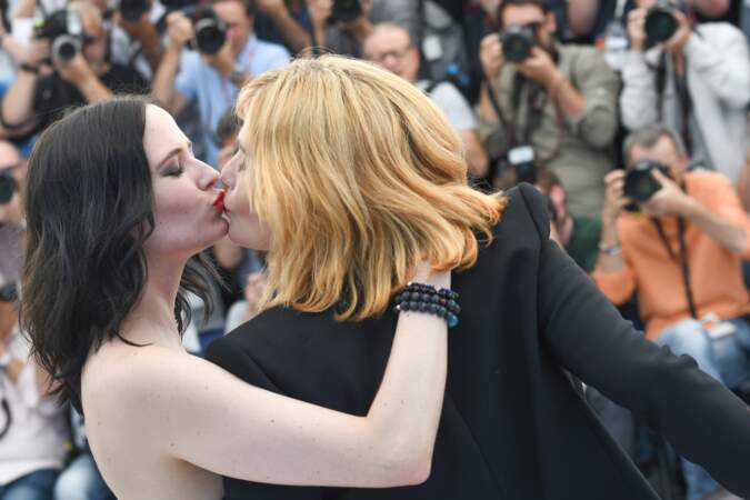 Un baiser fougueux pour Emmanuelle Seigner et Eva Green au festival de Cannes