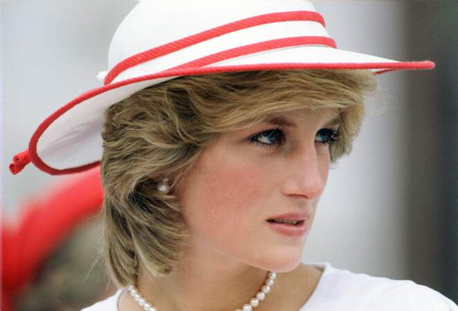 La princesse Diana, portant une paire de boucles d'oreilles en perles à Edmonton, au Canada, en 1983