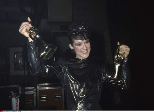 Un look glitter pour recevoir son trophée au Gala de l'ADISQ en 1985