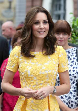 Kate Middleton un visage éclairé par de jolis reflets clairs pour sa visite en Allemagne