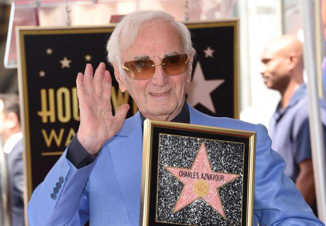 Le légendaire chanteur et musicien Charles Aznavour a reçu son étoile à 93 ans.