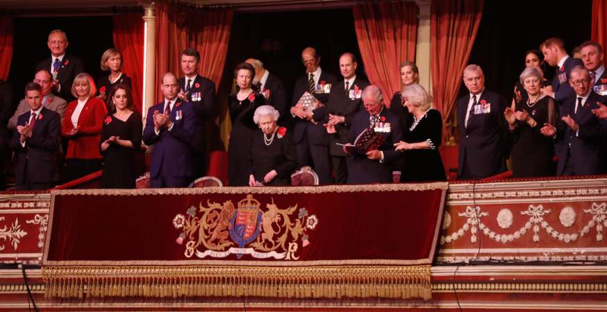 La famille royale et la 1e ministre Theresa May lors du concert commémoratif au Royal Albert Hall le 10/11/2018