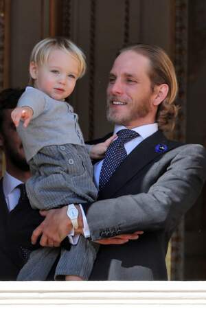 Andrea Casiraghi looké avec les cheveux longs et en costume avec son neveu Stefano