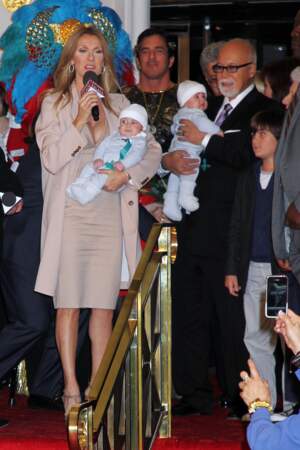 Celine Dion, René Angélil, leurs fils René et leurs jumeaux Eddie et Nelson, en 2011 à Las Vegas