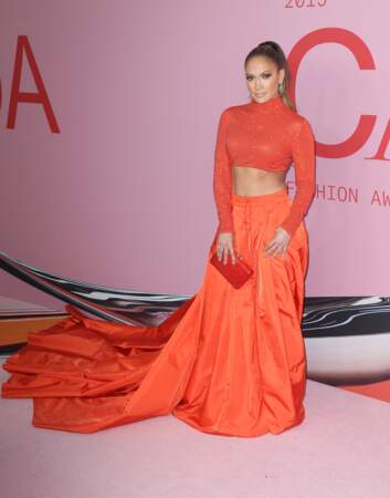 Jennifer Lopez avait opté pour une tenue qui laissait entrevoir ses abdos et son ventre plat