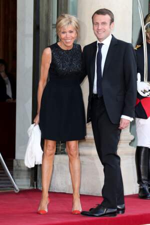 Brigitte Macron : des jambes parfaites, fines et bien bronzées