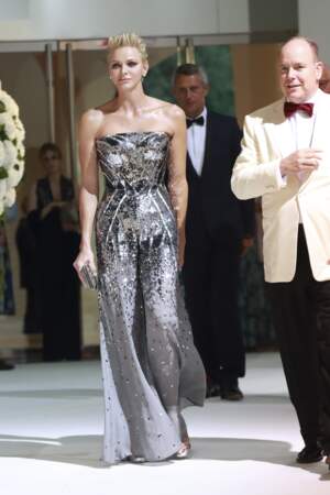 En robe bustier argentée Atelier Versace lors du 69ème Gala de la Croix-Rouge Monégasque le 28 juillet 2017