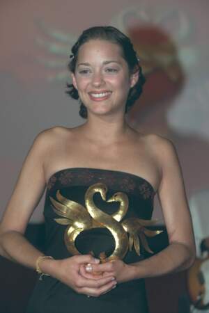 Marion Cotillard avec son award au Festival de Cabourg, 2000.