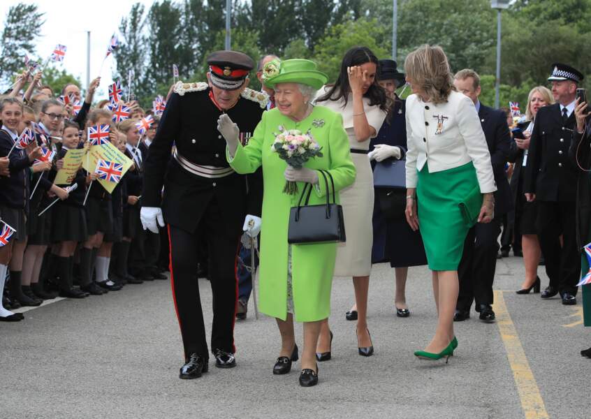 Meghan Markle radieuse en robe Givenchy accompagne la Reine dans le Cheschire
