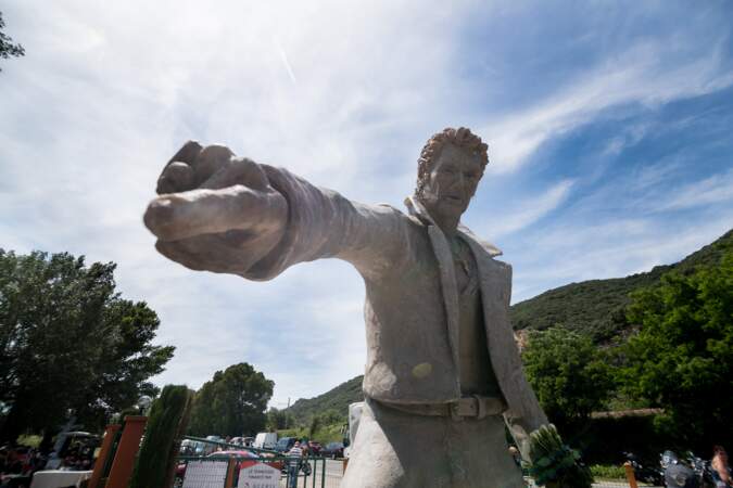 Le doigt de la statue de Johnny Hallyday pointe la foule