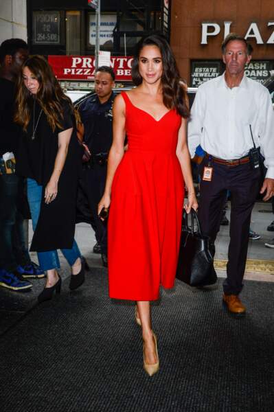 La longue robe rouge, aperçue sur Meghan Markle lors de l'enregistrement du Today Show en 2016 à New York