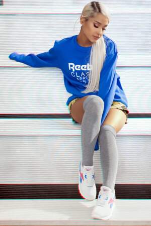 La chanteuse Ariana Grande, égérie Reebok, se dote elle aussi de longueurs platine très raides
