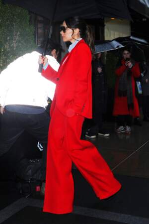 Un costume rouge large  pour la styliste Victoria Bekcham