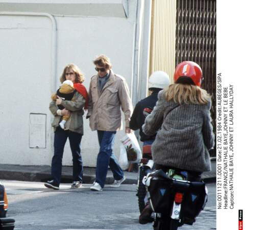 Nathalie Baye et Johnny Hallyday, avec Laura, alors bébé, à Paris en 1984