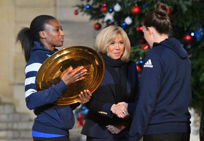 Brigitte Macron, recevant la victorieuse équipe de handball féminin, à l'Elysée, le 17 décembre 2018