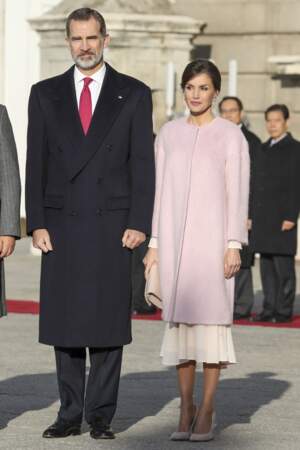 Letizia d'Espagne ravissante dans un long mateau rose pastel signé Carolina Herrera avec le roi Felipe VI