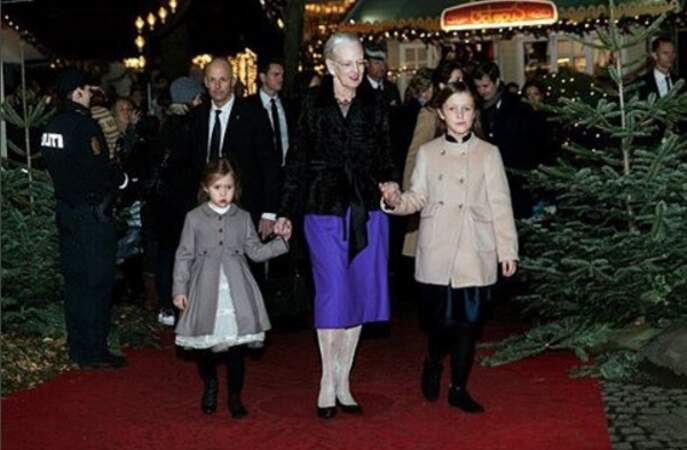 La reine Margrethe dans les rues illuminées de Copenhague avec ses petites-filles Joséphine et Isabella