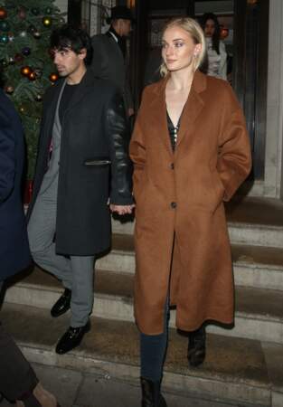 L'actrice Sophie Turner est aussi tombée sous le charme du manteau Tempo de Mango.