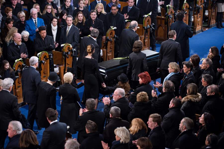 Les proches de René Angélil suivent le cercueil à la sortie de la Basilique Notre Dame