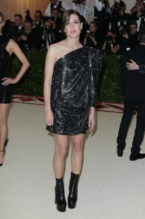 Charlotte Casiraghi ultra sexy en robe one-shoulder au gala du Met à New-York en mai 2018