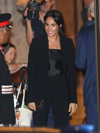 Un total look noir et une allure androgyne, rompant avec le dress code royal.
