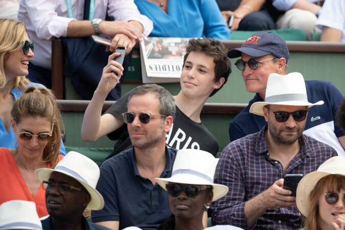 Le fils de Julie Gayet prenant un selfie avec l'acteur Woody Harrelson à Roland Garros le 9 juin 2018