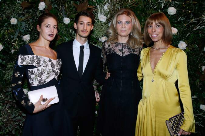 Pierre Niney pose avec Natasha, Arielle de Rothschild et Mathilde Favier