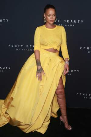 Rihanna, sa robe Oscar de la Renta, ses tatouages, son make-up Fenty Beauty... juste sublime !
