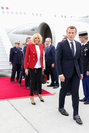 Brigitte Macron en veste rouge et top blanc, slim et escarpins au Canada